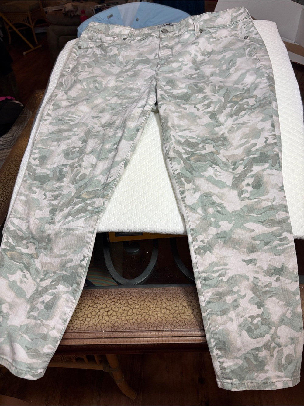 Code Bleu Light Green & Cream Camo Jeans - Picture 4 of 11